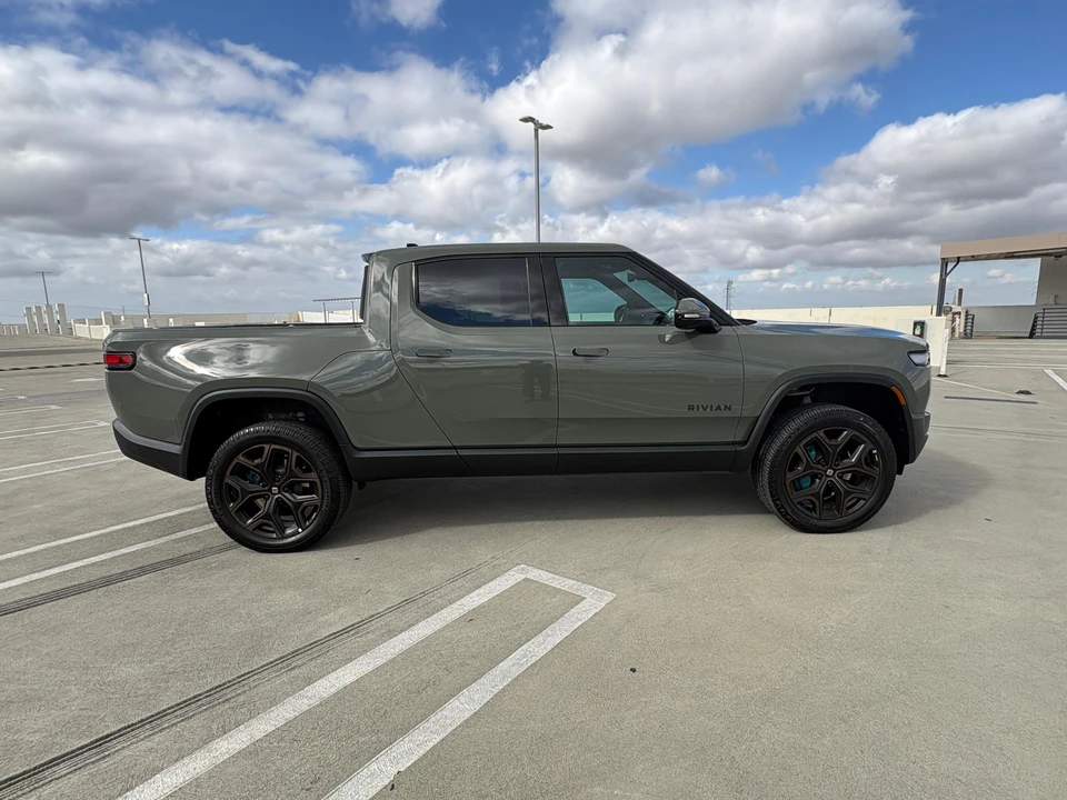 2026 Rivian R1T - Image 24 of 31