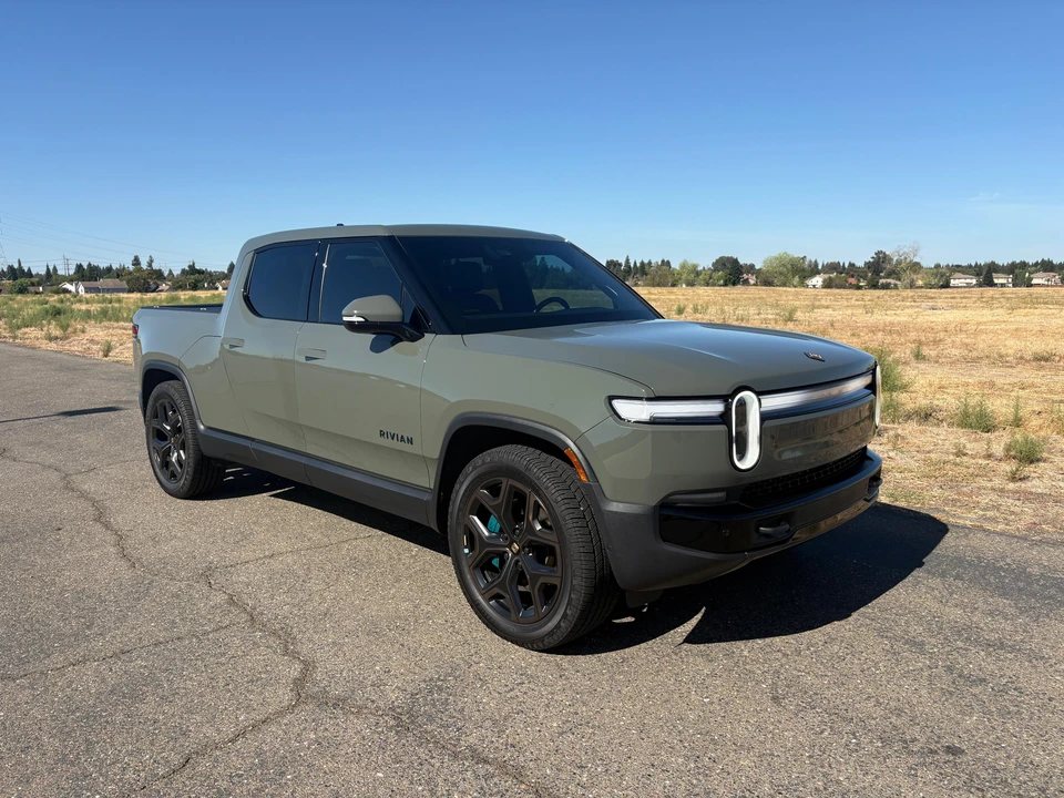 2026 Rivian R1T - Image 13 of 31