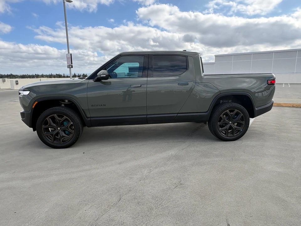 2026 Rivian R1T - Image 18 of 31