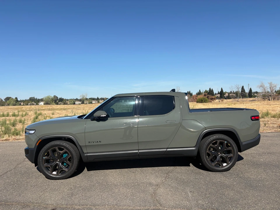 2026 Rivian R1T - Image 10 of 31