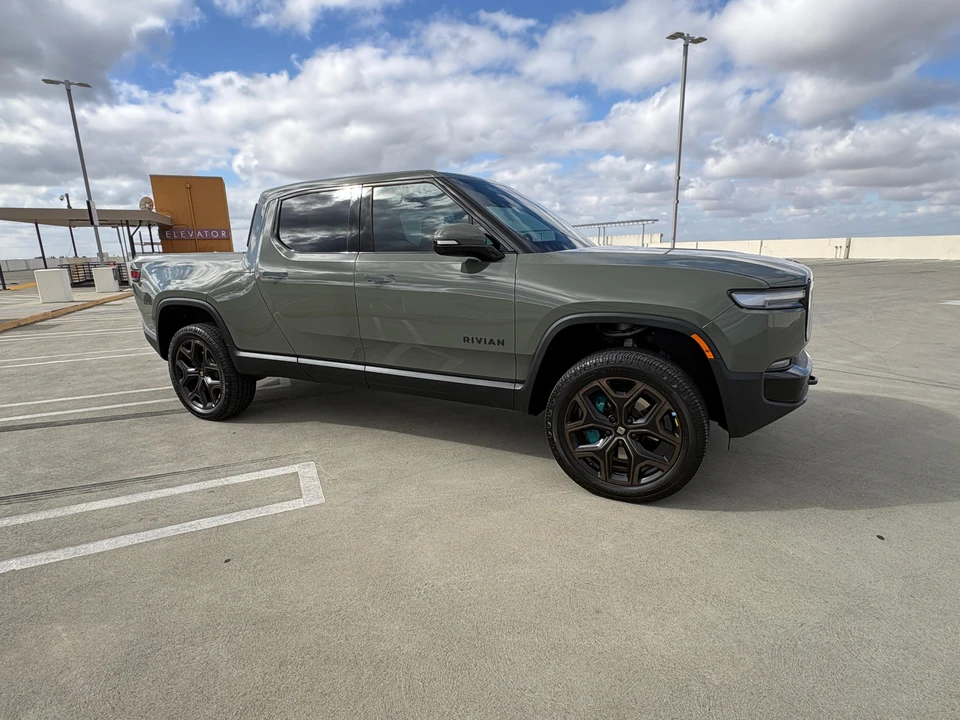 2026 Rivian R1T - Image 25 of 31