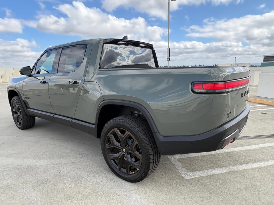 2026 Rivian R1T - Image 20 of 31
