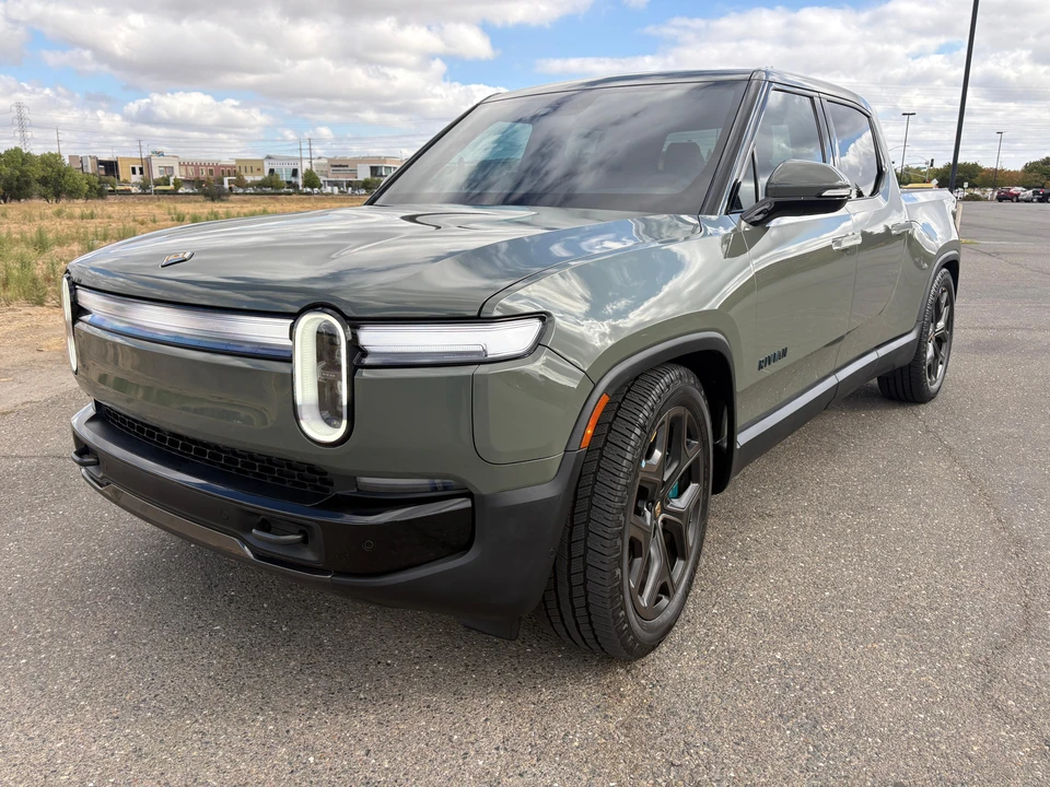 2026 Rivian R1T - Image 8 of 31