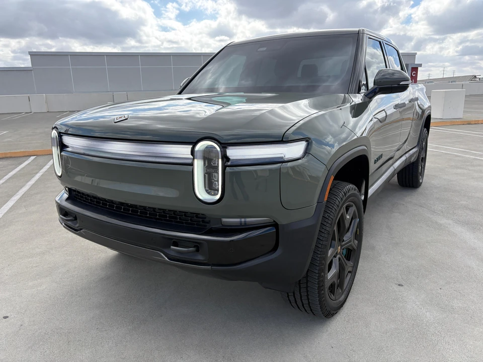 2026 Rivian R1T - Image 15 of 31