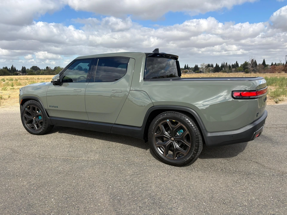 2026 Rivian R1T - Image 12 of 31