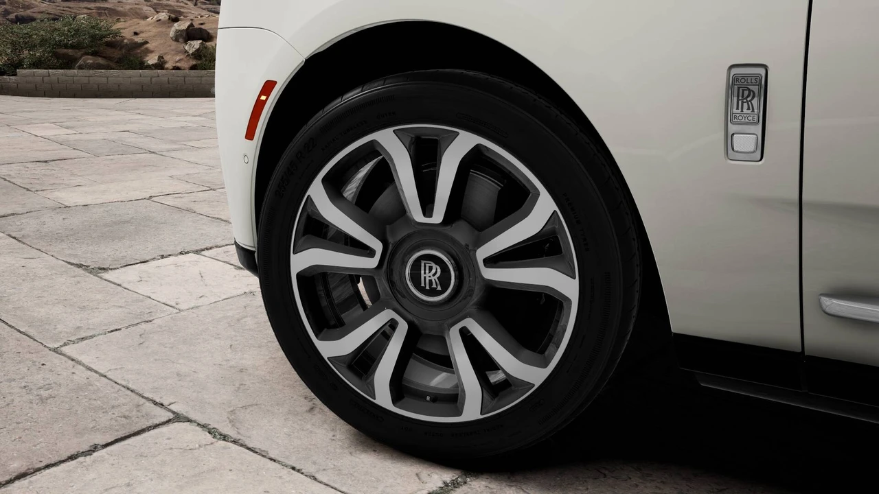 2026 Rolls-Royce Cullinan - Image 7 of 15