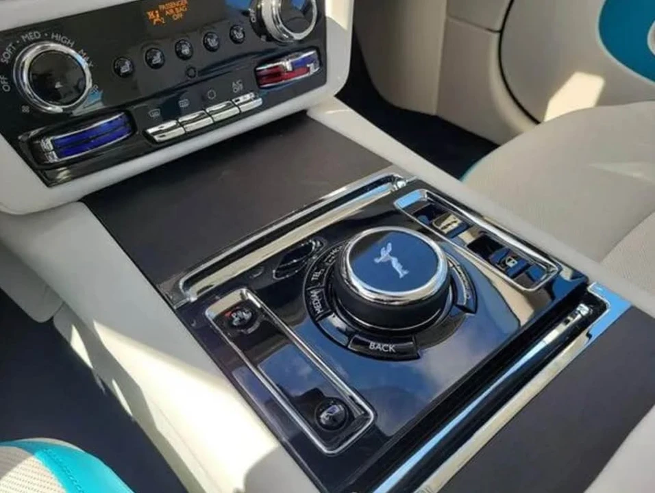 2026 Rolls-Royce Spectre - Image 15 of 17