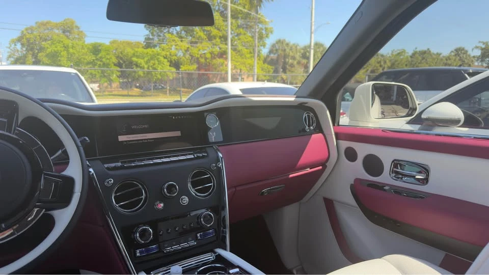 2026 Rolls-Royce Cullinan - Image 9 of 10