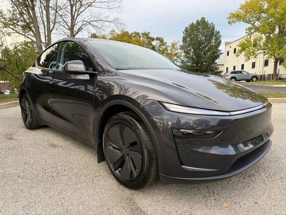 2026 Tesla Model Y - Image 3 of 10