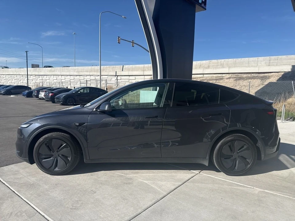 2026 Tesla Model Y - Image 5 of 21