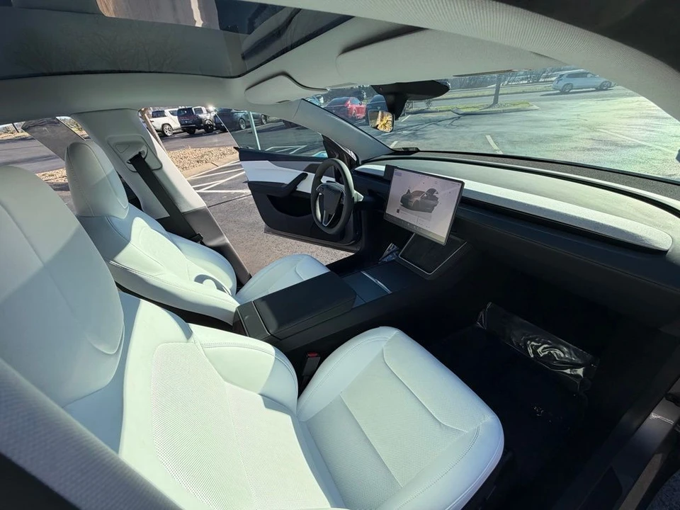 2026 Tesla Model Y - Image 14 of 15