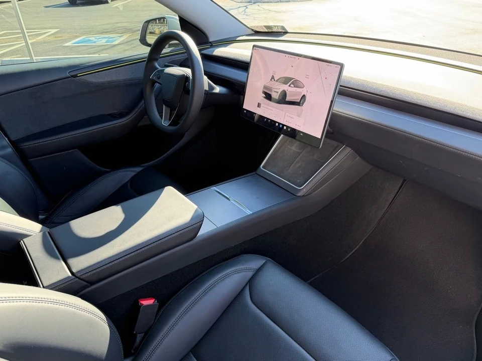 2026 Tesla Model Y - Image 14 of 18
