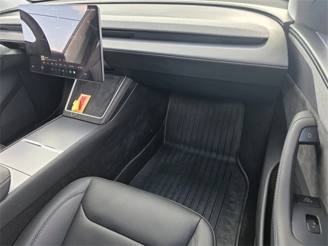 2026 Tesla Model Y - Image 18 of 21