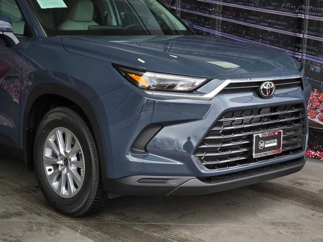 2026 Toyota Highlander - Image 2 of 26