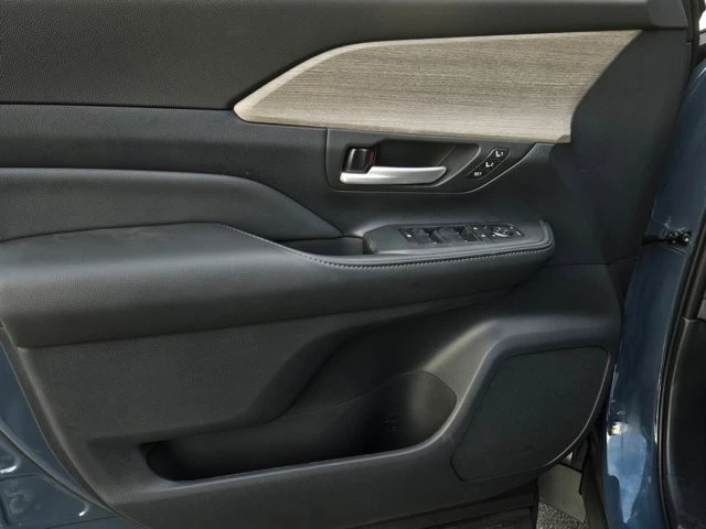 2026 Toyota Highlander - Image 9 of 30