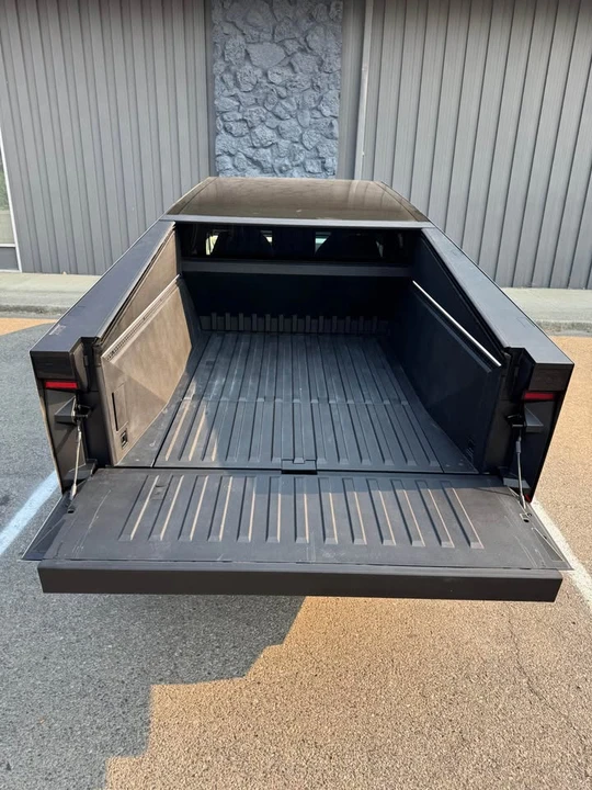 2026 Tesla Cybertruck - Image 6 of 13