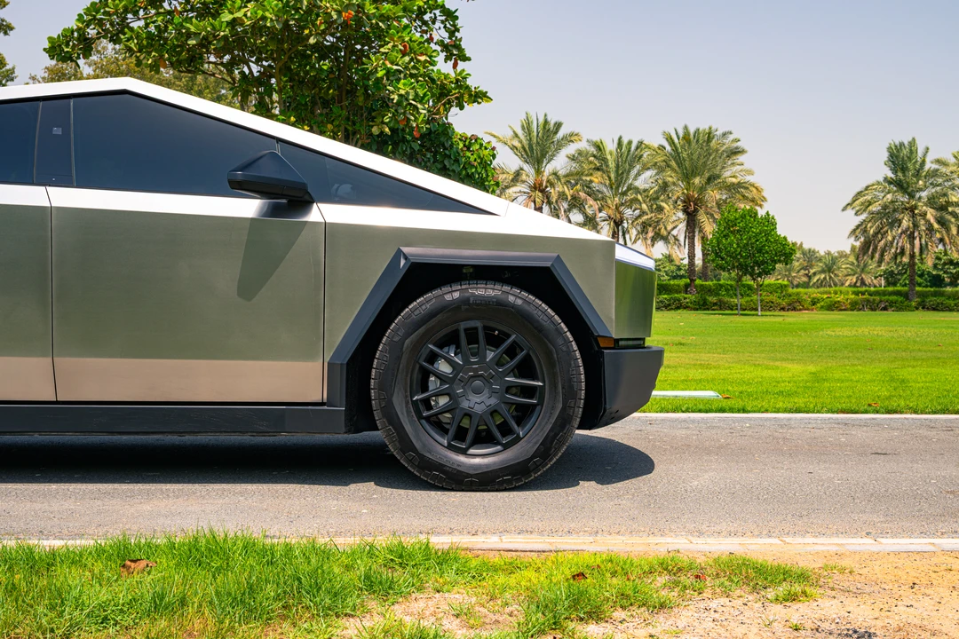 2026 Tesla Cybertruck - Image 29 of 31
