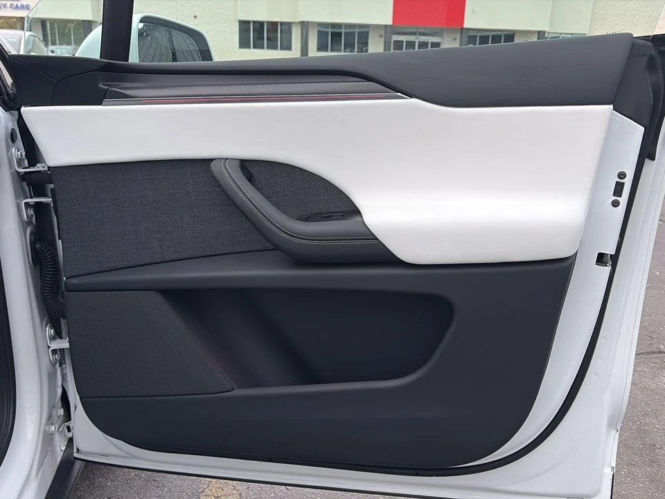 2026 Tesla Model X Plaid - Image 7 of 21