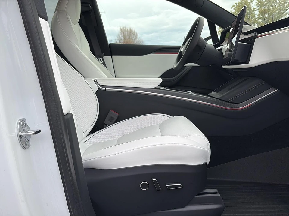2026 Tesla Model X Plaid - Image 9 of 21