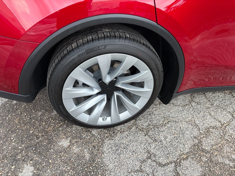 2026 Tesla Model Y - Image 10 of 21