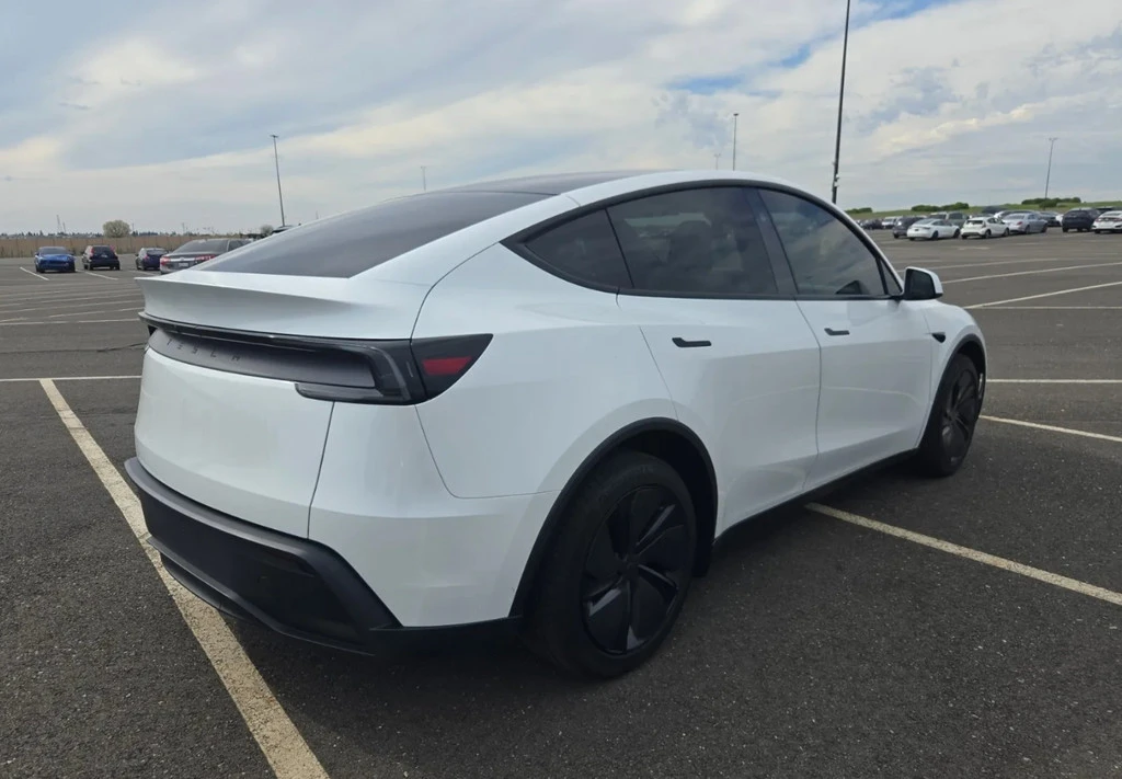 2026 Tesla Model S - Image 2 of 10