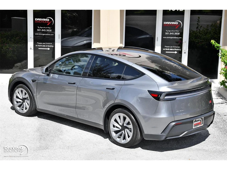 2026 Tesla Model Y - Image 24 of 31