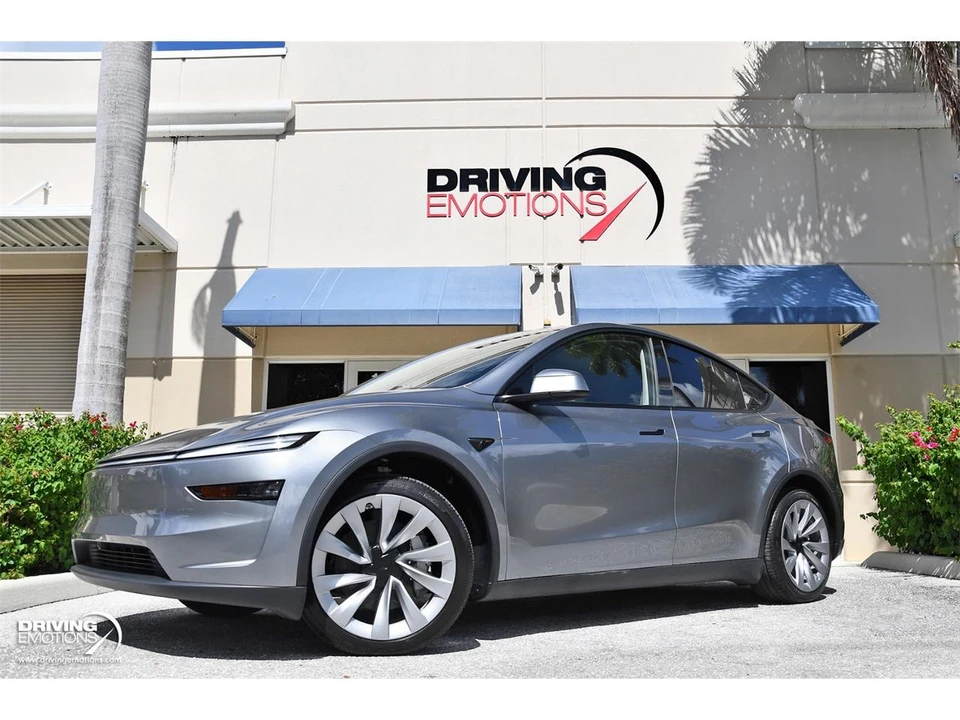 2026 Tesla Model Y - Image 28 of 31