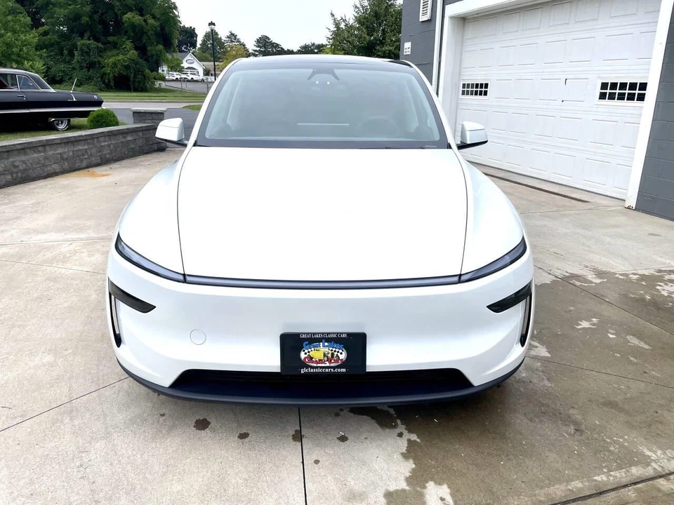 2026 Tesla Model Y - Image 9 of 31