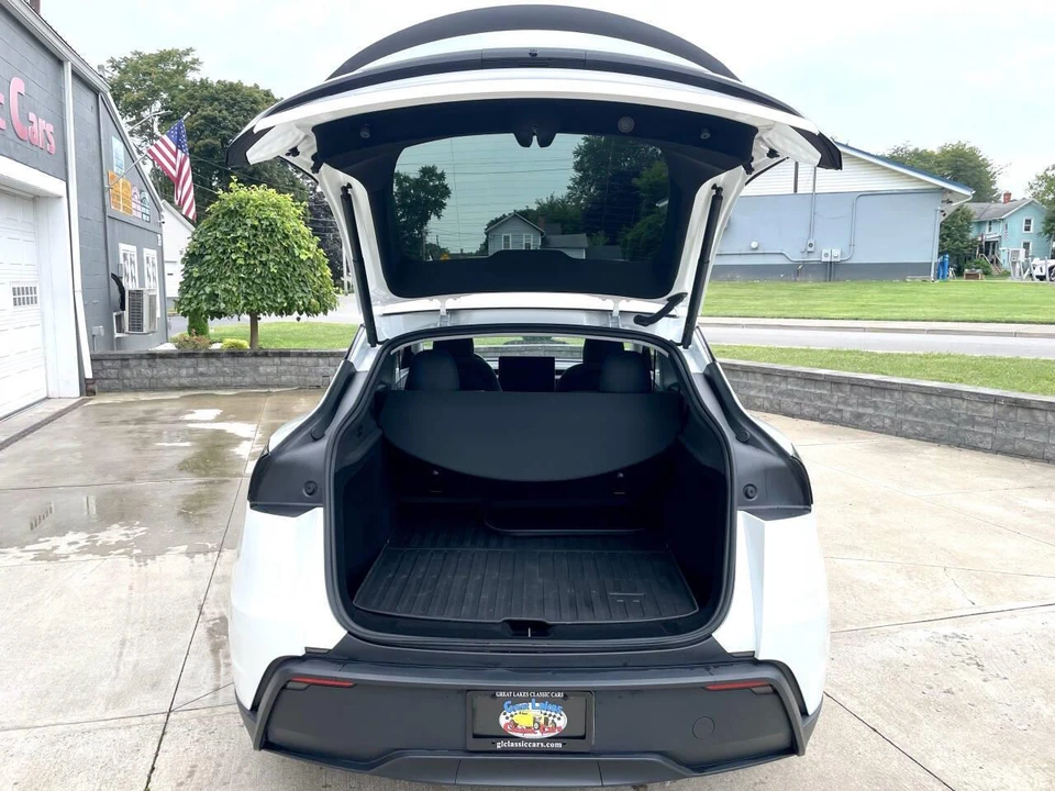 2026 Tesla Model Y - Image 27 of 31