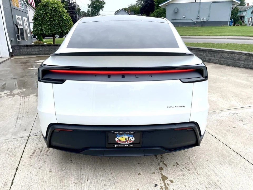 2026 Tesla Model Y - Image 5 of 31