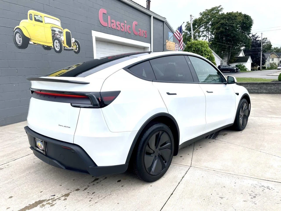 2026 Tesla Model Y - Image 8 of 31