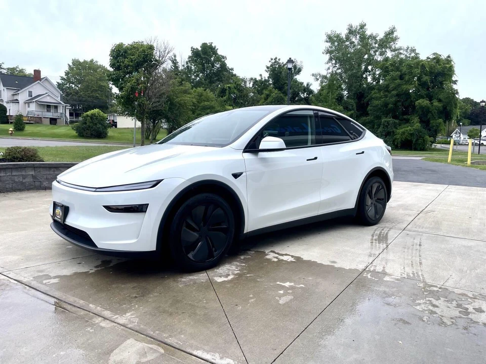 2026 Tesla Model Y - Image 2 of 31
