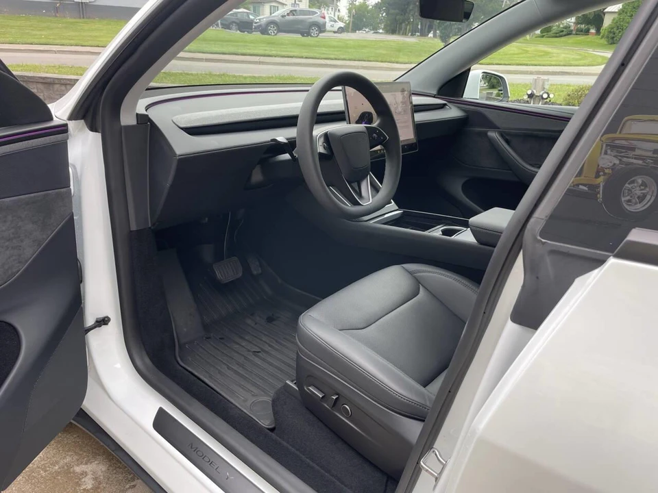 2026 Tesla Model Y - Image 14 of 31