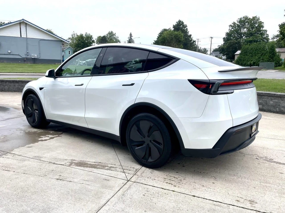 2026 Tesla Model Y - Image 4 of 31