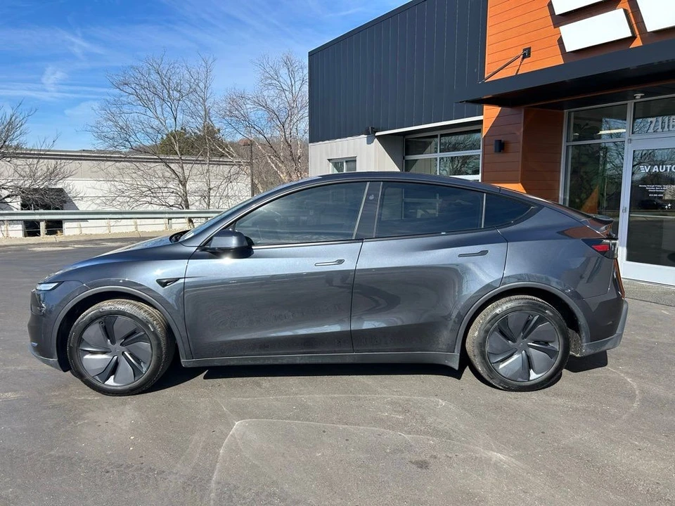 2026 Tesla Model Y - Image 5 of 17