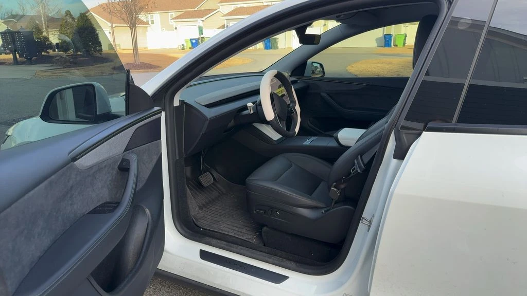 2026 Tesla Model Y - Image 9 of 11