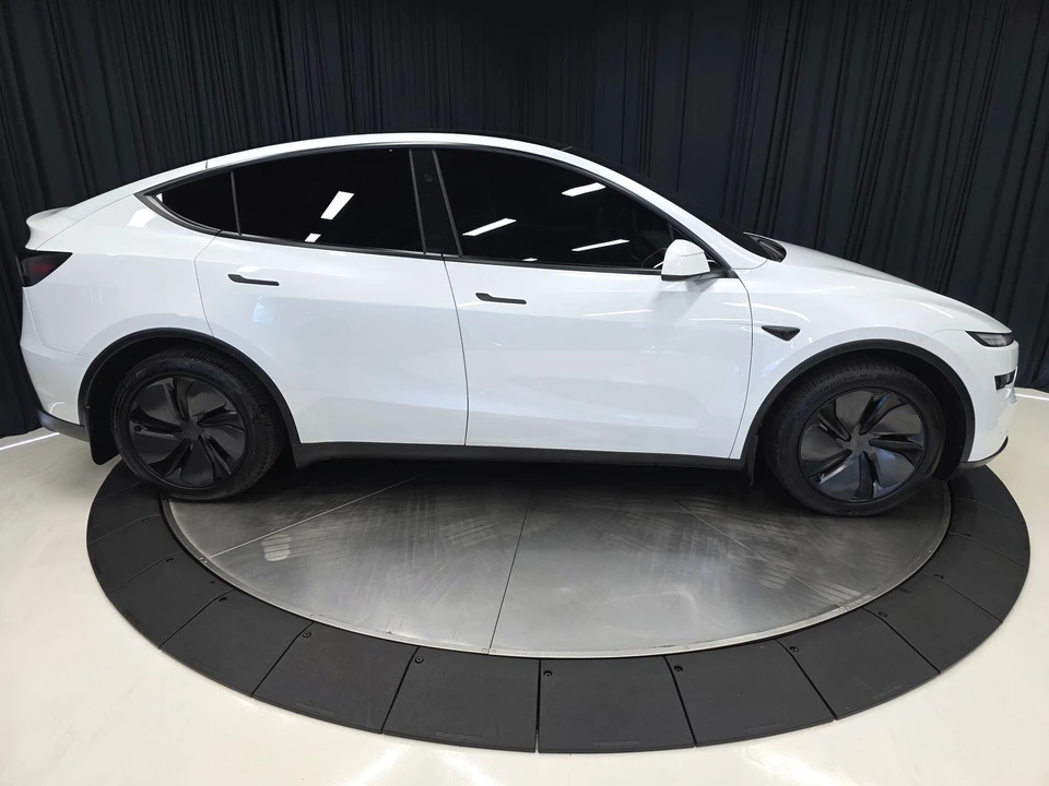 2026 Tesla Model Y - Image 13 of 21