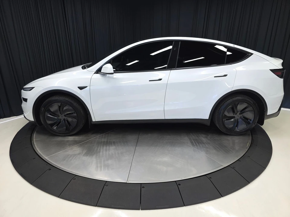 2026 Tesla Model Y - Image 9 of 21