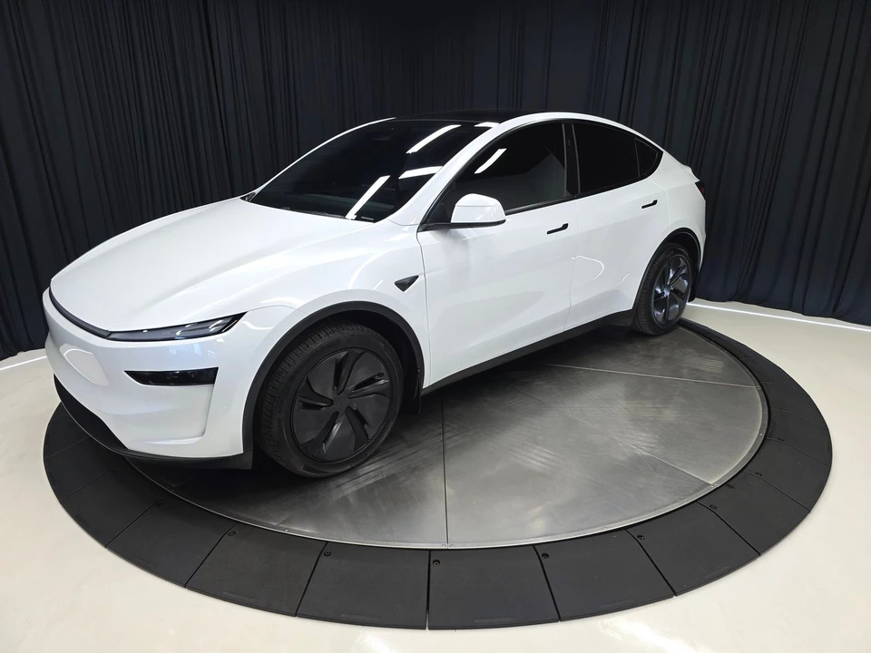 2026 Tesla Model Y - Image 8 of 21