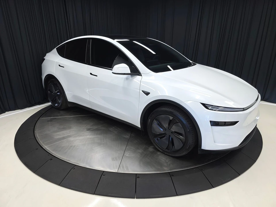 2026 Tesla Model Y - Image 14 of 21