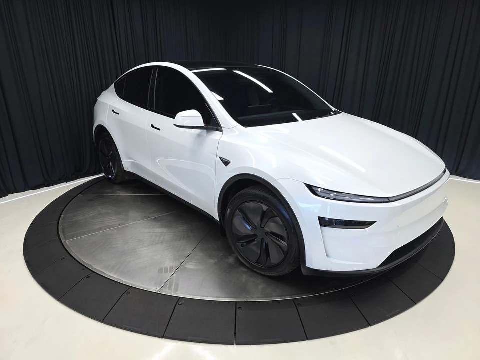 2026 Tesla Model Y - Image 15 of 21