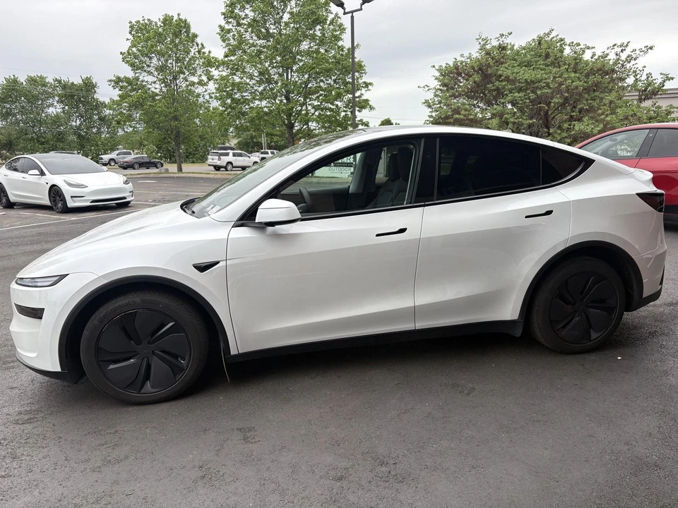 2026 Tesla Model Y - Image 5 of 18
