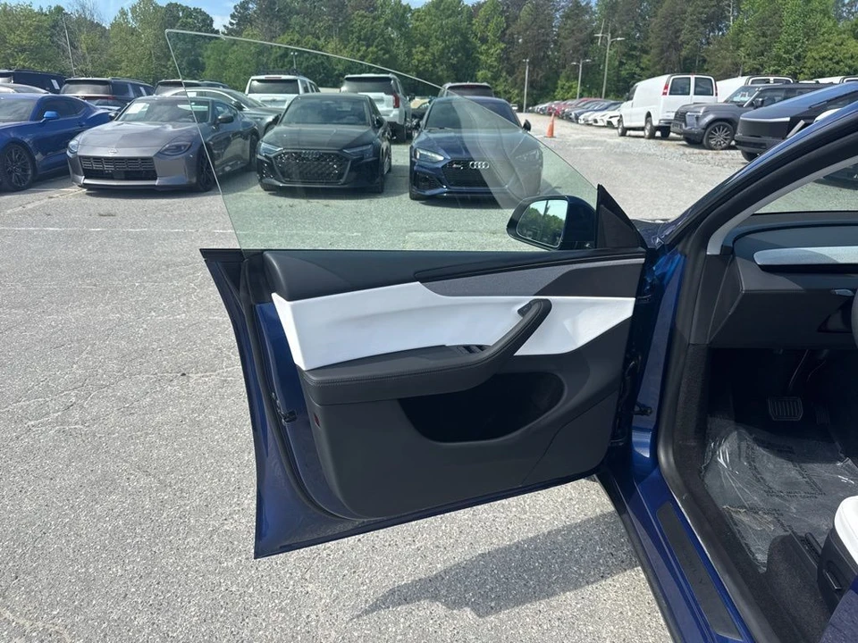 2026 Tesla Model Y - Image 28 of 31