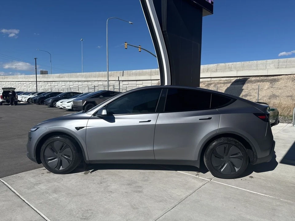 2026 Tesla Model Y - Image 5 of 21
