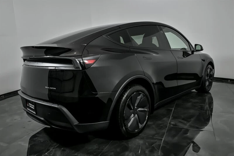 2026 Tesla Model Y - Image 10 of 21