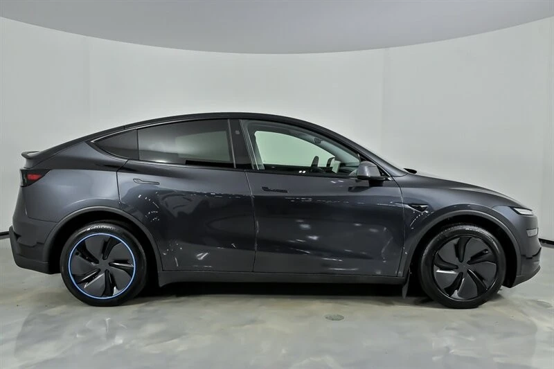 2026 Tesla Model Y - Image 14 of 21