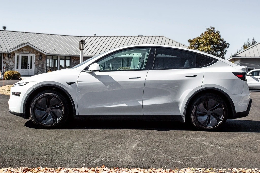 2026 Tesla Model Y - Image 3 of 12