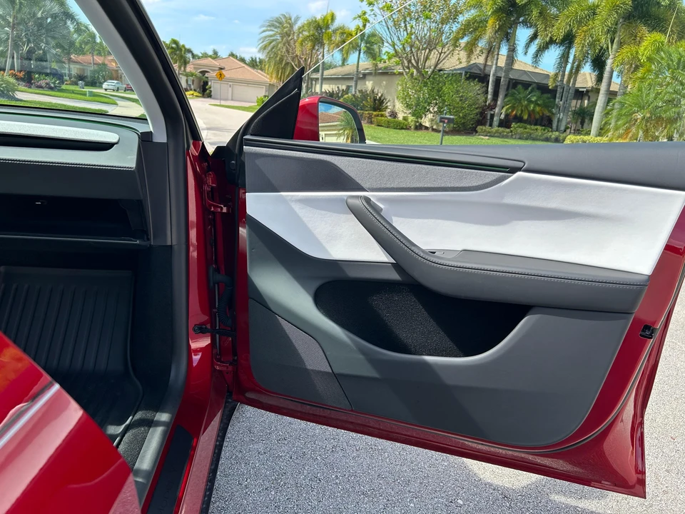2026 Tesla Model Y - Image 25 of 31