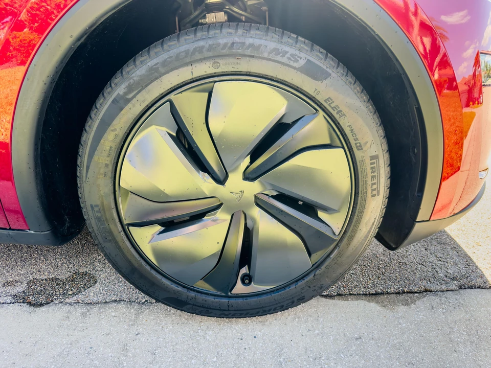 2026 Tesla Model Y - Image 12 of 31