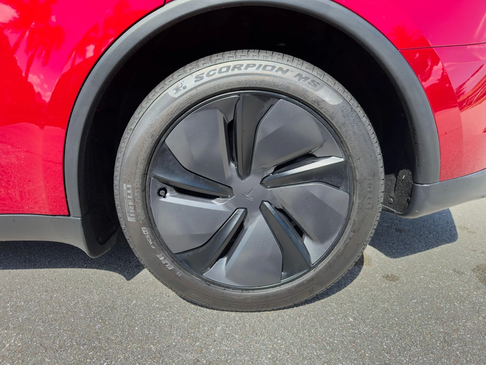2026 Tesla Model Y - Image 10 of 31